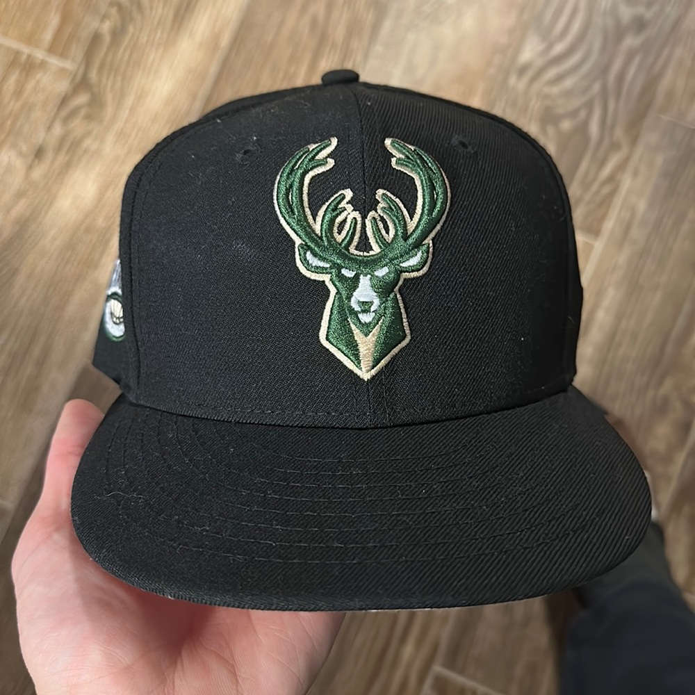 New Era Milwaukee Bucks Fitted Pink Brim